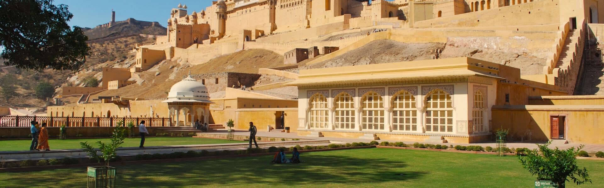 The image depicts the Amber Fort, a majestic fort located in Amer, near Jaipur, Rajasthan.